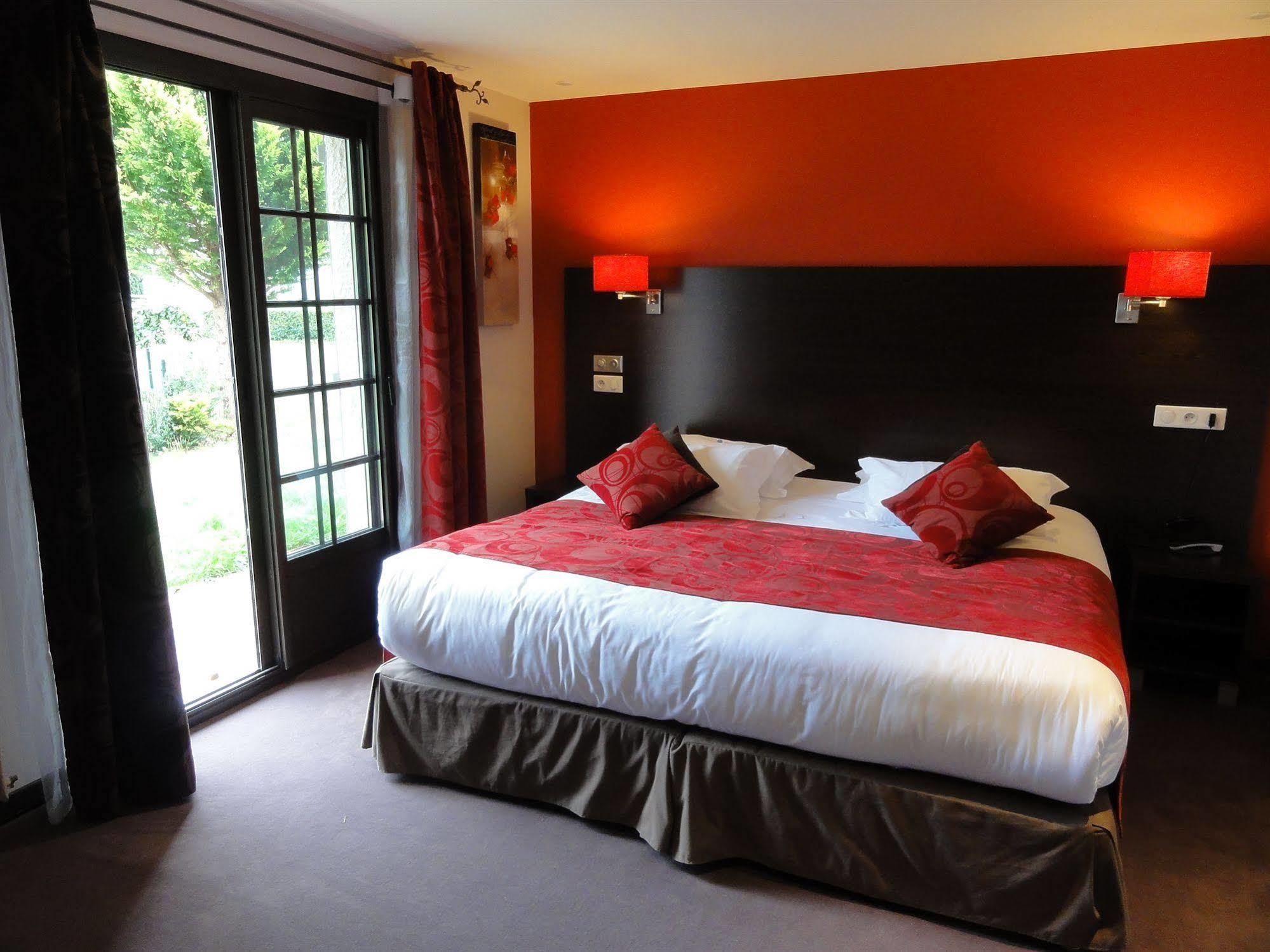 Hotel Restaurant Les Coquelicots, The Originals Relais Saint-Pardoux-l'Ortigier Rum bild